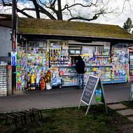 Dalším vydržovaným stánkem je trafika v Horních Počernicích. „Ze sedmi trafik jsme tu zůstali sami. My snad vydržíme, ale po nás už to asi nikdo nepřebere,“ svěřuje paní Horová, která společně s manželem pokračuje v rodinné tradici.