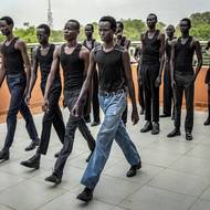 Všechny doufají, že se jim podaří napodobit Anyier Anei, která získala mezinárodní modelingové zakázky a nedávno si zahrála ve francouzském filmu „Coutures“.