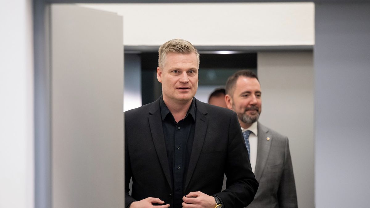 Vlevo dole: Podvod na prezidenta? Turek řídí ministerstvo