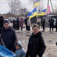 „Je to projev vděčnosti, poděkování těmto chlapcům za naši ochranu. A aby věděli, že na ně čekáme,“ vysvětlila pracovnice obecní rady Hanna Kondratenková. „Není to naše povinnost, je to náš úkol,“ dodala třiatřicetiletá žena, jejíhož švagra Rusové propustili po více než dvou letech. 