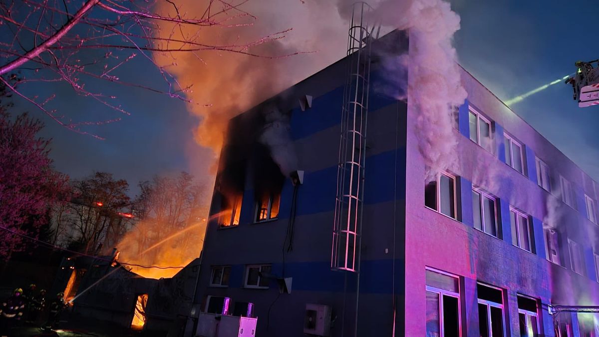 Policie ověřuje informaci, že k požáru v Pardubicích se hlásí konkrétní skupina