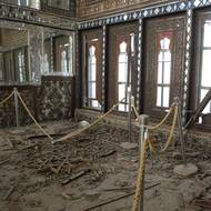 Dále bylo ověřeno poškození budov v blízkosti údolí Chorramábád, které zahrnuje pět prehistorických jeskyní a jeden skalní úkryt poskytující důkazy o lidském osídlení, které je datované 63 000 let př. n. l. (Palác Golestan, 3. března.)