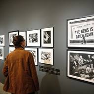 Vpravo nahoře je dílo Harlem Daily News, 1962 od Dennise Hoppera.