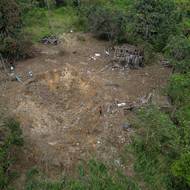 Místní obyvatelé tvrdí, že ekvádorští vojáci několik dní před bombardováním zapálili tři domy, zřejmě aby se ujistili, že uvnitř nikdo není.