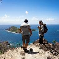 Kozy se na ostrov dostaly společně s lidmi a dlouho byly jediným zdrojem masa. „V té době měl každý v lese několik volně pobíhajících koz,“ vypráví Philippe De Proft, který již téměř 20 let pracuje jako pobřežní strážce na ostrovech Les Saintes. 