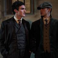 Dónal Finn v roli Moriartyho a Hero Fiennes Tiffin jako Sherlock Holmes.