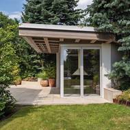 Součástí zázemí je také venkovní bazén, vířivka a vyhřívaná pergola.