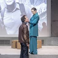  Igor Orozovič jako Løvborg a Pavla Beretová v roli Hedy.