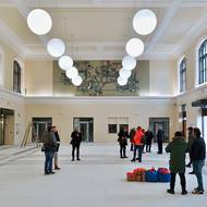 Snímek z rekonstrukce nádražní budovy v Českých Budějovicích. Na snímku nová příjezdová hala 2023.