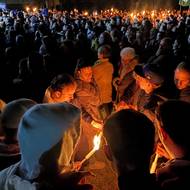 Lidé na závěr mítinku zapalovali svíce.