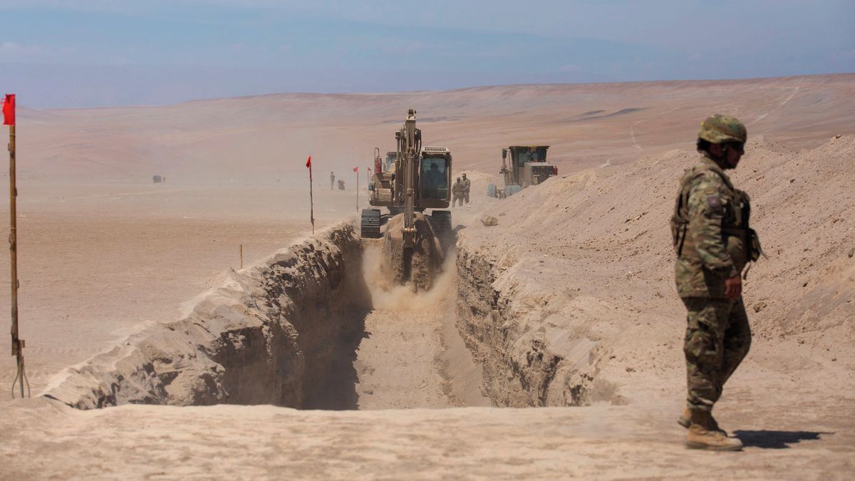 Fotky: Týden po nástupu povolal bagry. Chile staví bariéru proti migraci