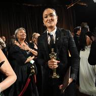 Autumn Durald Arkapaw se stala první kameramankou, jež kdy dosáhla na Oscara. Akademici ji ocenili za Hříšníky. „Ráda bych, aby všechny ženy v sále povstaly, protože bez vás bych se sem nedostala,“ pronesla.