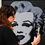 Na fotografii z výstavy Hit by News, která v pražském DOX 23. srpna, je Marilyn Monroe od Andyho Warhola z roku 1967.