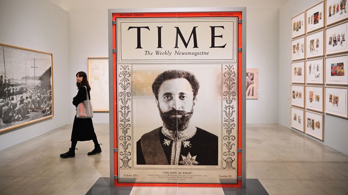 Když světu vládla tištěná média. Výstava ukazuje, co s nimi dělali umělci