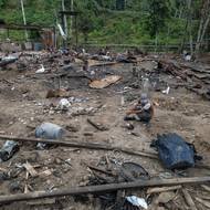 Šestašedesátiletý José Peña se schoval v křoví, když nad ním burácely dva ekvádorské vojenské vrtulníky. Pak přišlo „bum!“ – výbuch, který podle jeho slov „otřásl vším“ a rozmetal farmu, na které pracoval.

(Farmář José Peña hledá své věci v troskách po bombovém útoku ekvádorské armády v oblasti Lago Agrio v Ekvádoru na hranicích s Kolumbií, 18. března.)