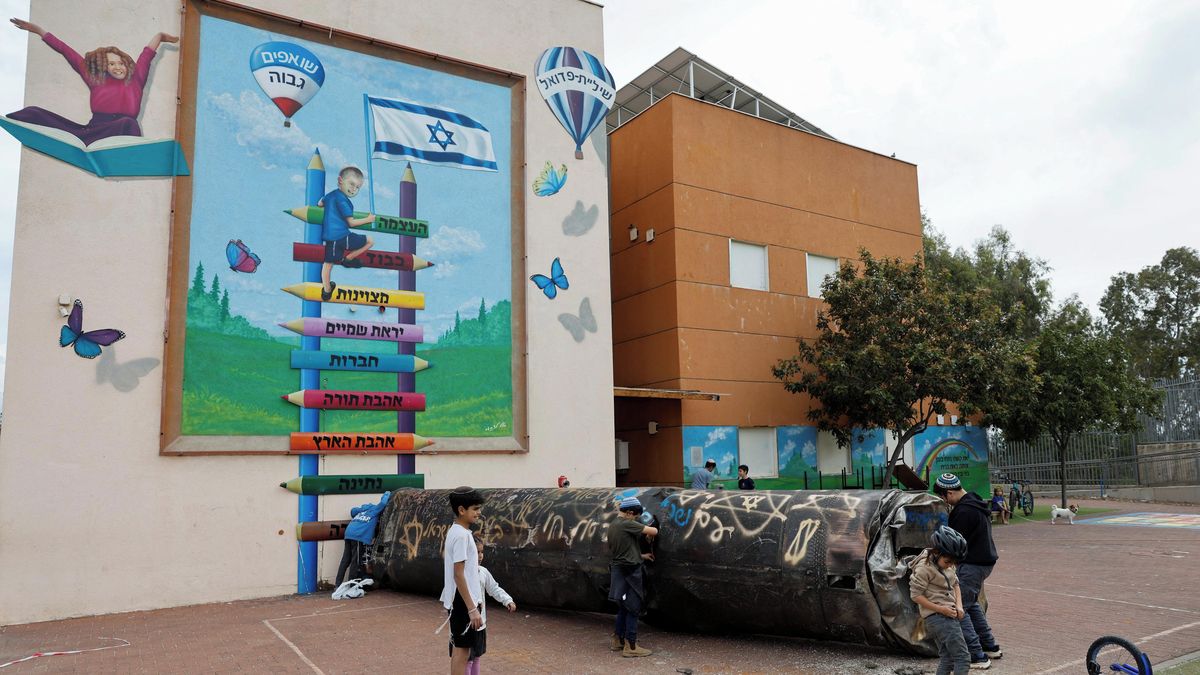 Obrazem: Do školního areálu nedaleko Tel Avivu dopadly zbytky íránské střely