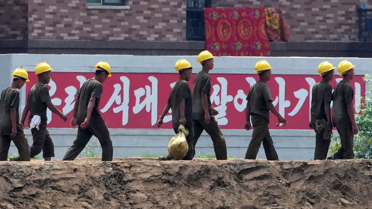 Šestnáct hodin denně, 364 dní v roce. KLDR posílá do Ruska moderní otroky