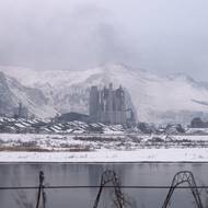 Cementárna v severokorejském městě Manpo, vyfocena 15. ledna z čínské strany řeky Jalu, která odděluje obě země.
