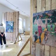 Na fotografii z výstavy Terapie venkovem, která v brněnském Domě pánů z Kunštátu potrvá do 24. května, je vlevo obraz Filipa Nádvorníka nazvaný Agnus Dei, vpravo malba Barbory Lungové.