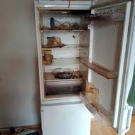 Lednice zůstala plná zkažených potravin a nečistot.