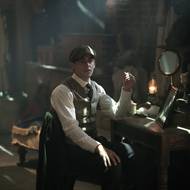 Hero Fiennes Tiffin jako Sherlock Holmes.