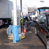 Zácpa na benzince u hranic