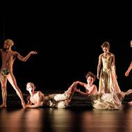 Massimo Chiappini, Hugo Fraresso, Natalia Adamska, Diana Dos Santos a Simone Giroletti v choreografii Sechs Tänze.