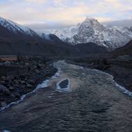 Ibrahimová vzpomíná na zimy, kdy sněžení bylo tak silné, že školy byly uzavřeny na celé měsíce a rodiny si před dlouhými obdobími mrazu dělaly zásoby jídla.

(Částečně zamrzlá řeka Hunza ve vesnici Sost v Horní Hunze, 11. ledna.)