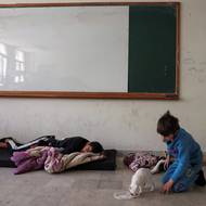 Od 2. března, kdy Izrael znovu zaútočil na libanonský Hizballáh, muselo své domovy v zemi opustit přes 700 tisíc lidí.

(Škola přeměněná na nouzové ubytování pro lidi vysídlené z jižních předměstí Bejrútu, 11. března.)