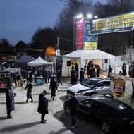 Jarcajt skončil, taxikáři čekají na poslední klienty, které vozí nejčastěji na letiště Řešov–Jasionka, které se nachází asi čtyřicet kilometrů od Leżajska a slouží zároveň jako jeden z hlavních uzlů vojenské a humanitární pomoci pro válčící Ukrajinu.