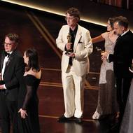 „Jménem naší budoucnosti, jménem našich dětí, zastavte všechny války,“ řekl rusky Talankin (vlevo). Na fotografii jsou také čeští producenti snímku Radovan Síbrt a Alžběta Karásková.