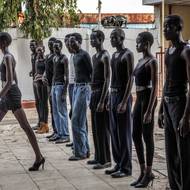 Mnoho mladých Jihosúdánců tak doufá, že budou následovat stopy svého krajana Awara Odhianga, který se z uprchlického tábora v Etiopii dostal až k závěrečnému přehlídkovému číslu značky Chanel na loňském pařížském týdnu módy.