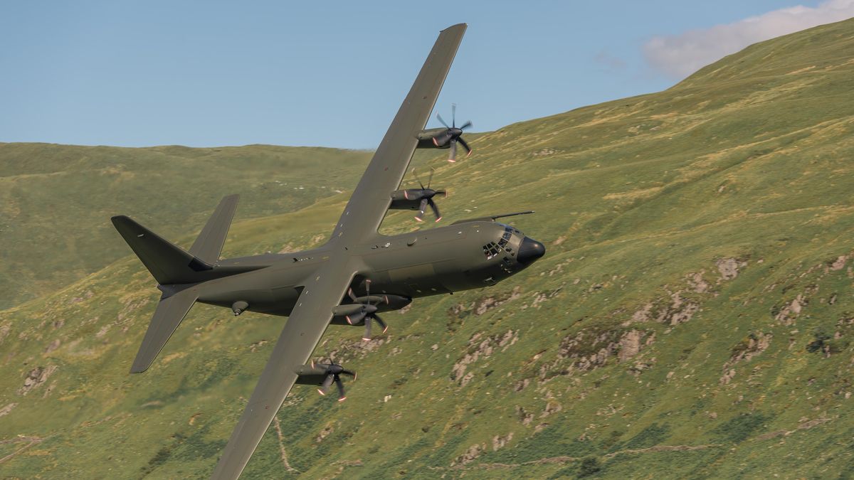 Na jihu Kolumbie havaroval armádní letoun, obětí je asi 80