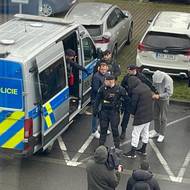 Policie přivádí obviněné k Okresnímu soudu ve Zlíně.