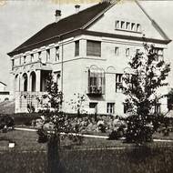 Ladislav Bartoň pro svou neteř Marii Čerychovou nechal postavit vilu v centru České Skalice. Snímek z roku 1926.