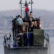 Severokorejští vojáci stojí na hlídkovém člunu na řece Jalu, 15. ledna.