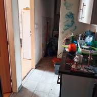 Byt po nájemníkovi zůstal ve výrazně zanedbaném stavu.