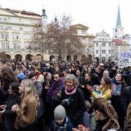 Stovky studentů uměleckých oborů a zástupců kultury ve středu na pražském Malostranském náměstí protestovaly proti plánovaným škrtům v rozpočtu ministerstva kultury.