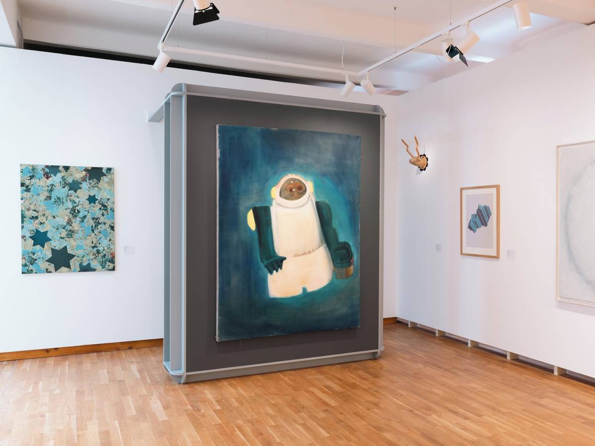 Na fotografii z nové stálé expozice nazvané České umění 20. století a jeho škatulky, kterou lze v Galerii moderního umění v Hradci Králové vidět až do ledna 2030, je obraz Robot hledí od Víta Soukupa z roku 1999.