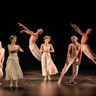 Na snímku ze Sechs Tänze jsou Tom Bellec, Rita Pires, Hugo Fraresso, Diana Dos Santos, Mark Griffiths a Simone Giroletti.