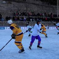 Když před dvěma lety nezamrzl ani bazén v Altitu, led v Sostu (leží asi 2800 metrů nad mořem) vydržel. Letos však ani toto řešení nepomohlo.

(Aleena Gulová jako rozhodčí během zápasu chlapců, 15. ledna.)