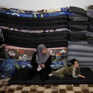 „Bylo to úplně zničené. Areál nebyl 20 let využíván,“ vysvětluje dobrovolnice Cynthia. „Odklidili jsme všechny trosky a všechno přestavěli. Vytvořili jsme čtyři bloky: A, B, C a D, a uvnitř každého bloku jsme zřídili pokoje. Venku jsme také nainstalovali toalety a sprchy. Otevřeli jsme lékárnu a začali sem chodit lékaři i psycholog pro děti, protože všichni tito lidé jsou frustrovaní, traumatizovaní a potřebují někoho, s kým si mohou promluvit.“

(Bejrút, 11. března.)