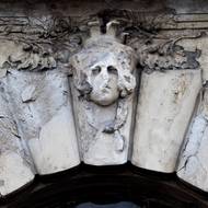 Zničený detail historické Fantovy budovy Hlavního nádraží v Praze, vyfoceno v roce 2016. 