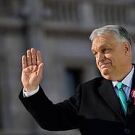 Viktor Orbán promluvil k lidem na náměstí.