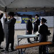 Na přístupové cestě k ohelu připravují chasidé stánek, kde budou prodávat pamětní mince. Jarcajt je příležitostí pro vybírání příspěvků na nejrůznější charitativní projekty