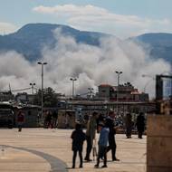  „Poté, co mluvčí izraelské armády Avičaj Adraí vyzval obyvatele k evakuaci, okamžitě odcházíme. Bohužel se z toho stal zvyk,“ řekla podle OLJ jedna žena z obytné části Súk El-Gharb v horské oblasti Álaj asi 15 kilometrů od Bejrútu. Už dříve musela kvůli izraelským útokům opustit město Bint Džbajl na jihu země.

(Kouř stoupá po izraelském útoku, který následoval po eskalaci napětí mezi Hizballáhem a Izraelem v kontextu americko-izraelského konfliktu s Íránem, v Bejrútu v Libanonu, 9. března.)