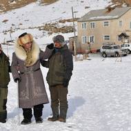 Rodina tuto odrůdu skotu, který má obvykle tmavě hnědou srst, chová již 15 let. Stádo vnímají jako symbol oživení bílého jaka v zemi sužované klimatickými problémy. (Baatyrbek, Taštanbek a Amantur Akmatovovi před svým domem v horské kyrgyzské vesnici Kara-Saz, 3. února.)