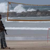 Izraelská obrana je při obraně velmi efektivní, ale ani ona nedokáže zachytit vše. Podrobné statistiky o její úspěšnosti během současné války ale zatím nejsou k dispozici. (Izraelský voják mimo službu na pláži, 15. března v Tel Avivu.)