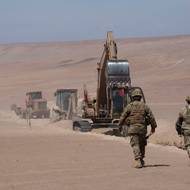 Kromě tvrdého postupu vůči nelegálnímu přistěhovalectví slíbil Kast v kampani také snížit kriminalitu, jejíž nárůst si velká část Chilanů spojuje právě s migranty. V téměř dvacetimilionovém Chile žije na 1,9 milionu cizinců, z nichž zhruba každý pátý je podle odhadů v zemi nelegálně. Největší skupinu tvoří lidé z Venezuely. (Chilsko-peruánská hranice, 16. března)