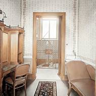 Dobový interiér lázní.